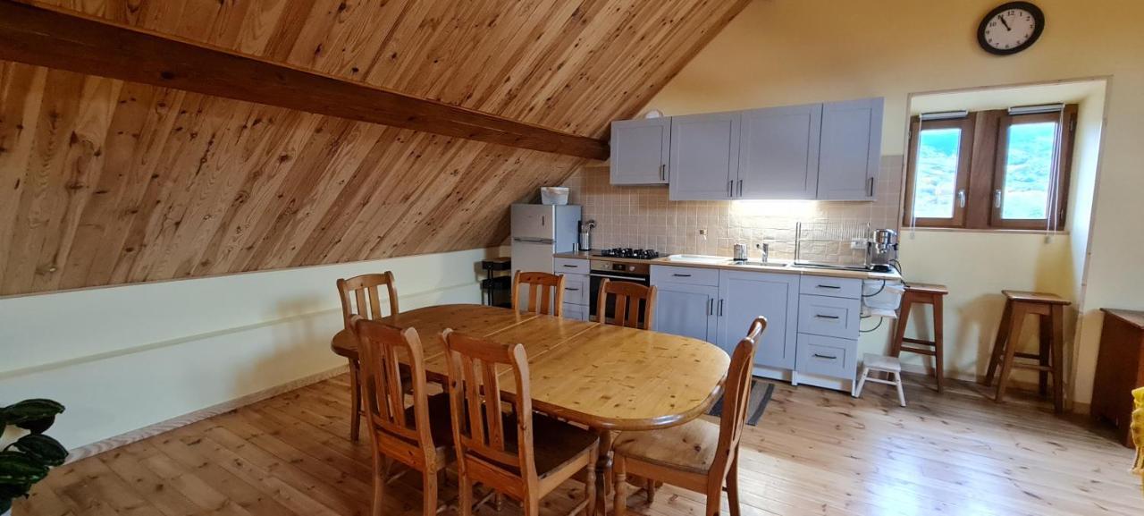 Loft Mansarde Du Train Jaune Avec Vue Sur Les Montagnes 사일라구즈 외부 사진