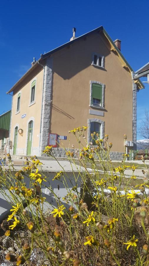 Loft Mansarde Du Train Jaune Avec Vue Sur Les Montagnes 사일라구즈 외부 사진