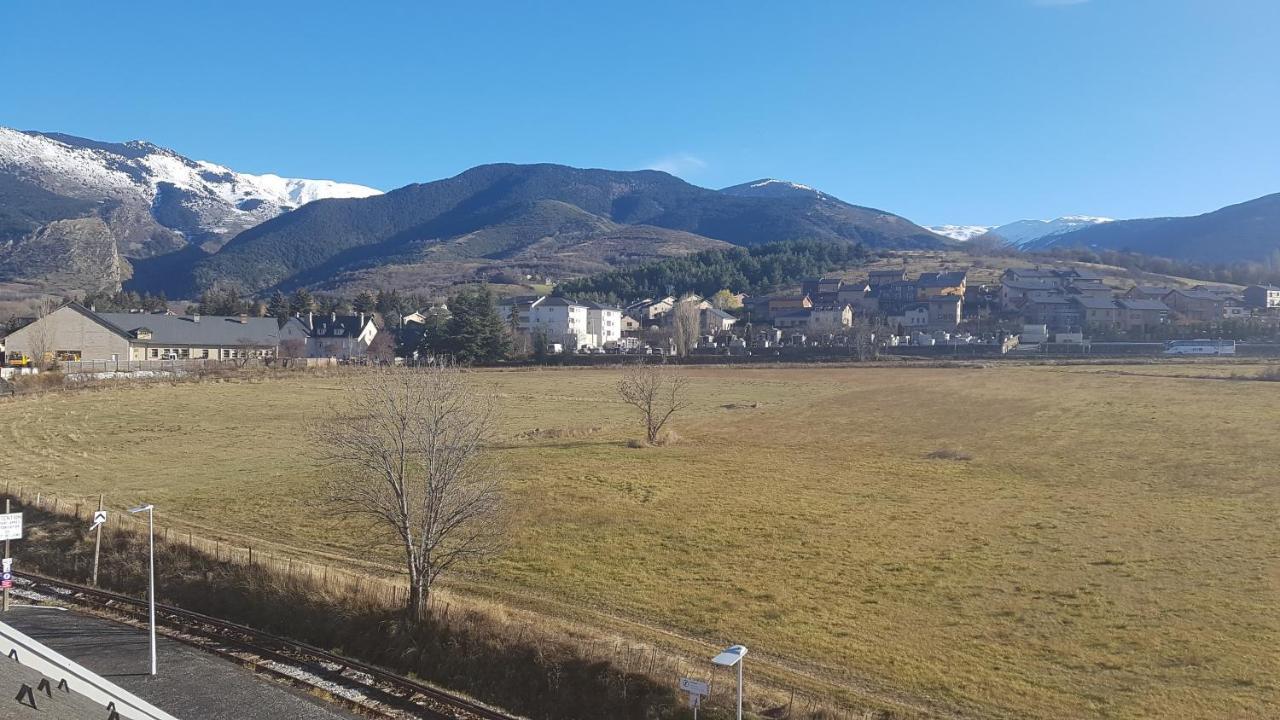 Loft Mansarde Du Train Jaune Avec Vue Sur Les Montagnes 사일라구즈 외부 사진